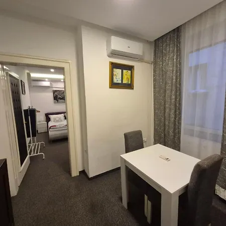 Budget Guest In Pedestrian Zone *